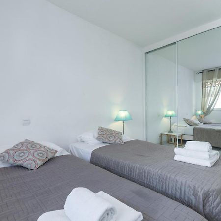 Bright Two Bedroomed Apartment On The Beach In Cannes With Huge Terrace With Fabulous Sea Views - 2001 Bagian luar foto