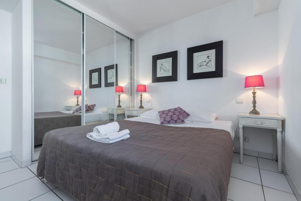 Bright Two Bedroomed Apartment On The Beach In Cannes With Huge Terrace With Fabulous Sea Views - 2001 Bagian luar foto
