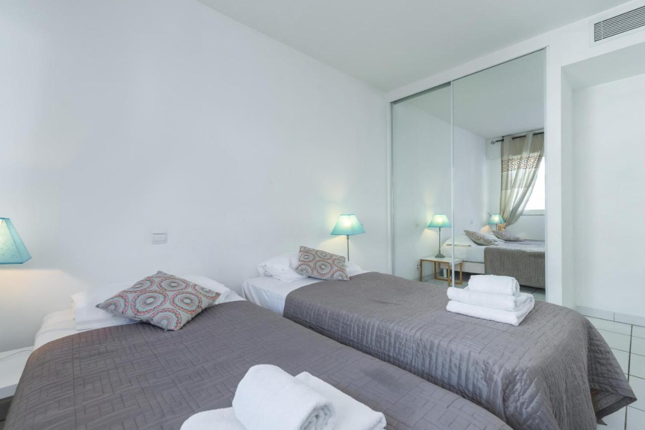 Bright Two Bedroomed Apartment On The Beach In Cannes With Huge Terrace With Fabulous Sea Views - 2001 Bagian luar foto