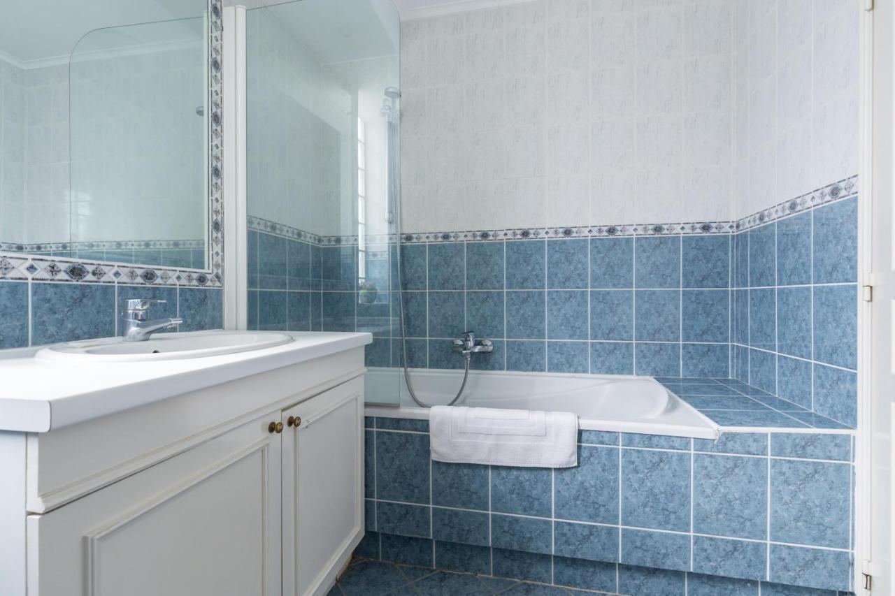 Bright Two Bedroomed Apartment On The Beach In Cannes With Huge Terrace With Fabulous Sea Views - 2001 Bagian luar foto